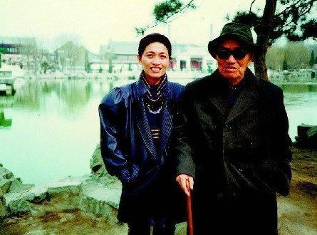 他姓张，浙江人，105岁；迄今为止，他是张姓最长寿开国将军