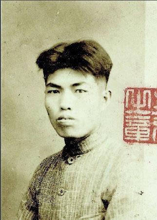 他姓张，浙江人，105岁；迄今为止，他是张姓最长寿开国将军